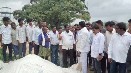 జగిత్యాల: వరి ధాన్యం కొనుగోలు కేంద్రాలను ప్రభుత్వ విప్ ఎమ్మెల్యే అడ్లూరి లక్ష్మణ్ కుమార్ సందర్శించారు
