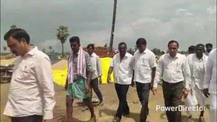 మహబూబాబాద్: కేసముద్రం మండలం కల్వల తాళ్లపూస పల్లి గ్రామాలలో దాన్యం కొనుగోలు కేంద్రాలను పరిశీలించిన అదనపు కలెక్టర్ వీరబ్రహ్మచారి