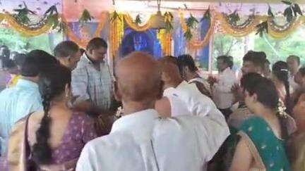 మహబూబాబాద్: హనుమాన్ జయంతి సందర్భంగా మానుకోట జిల్లాలోని ఆంజనేయస్వామి ఆలయాలు భక్తులతో కిటకిటలాడుతున్నాయి