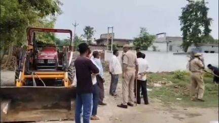 तमकुही राज: जमसड़ा में पट्टे की जमीन से तहसील प्रशासन ने बोल्डोजर से हटवाया अवैध कब्जा, 10 वर्ष बाद पट्टा धारकों को मिला कब्जा