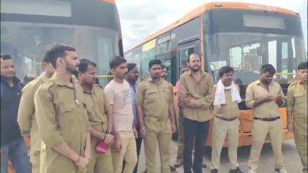 अंतर्राष्ट्रीय अयोध्या बस स्टेशन पर ई-बस चालकों ने अपनी मांगों को लेकर किया प्रदर्शन