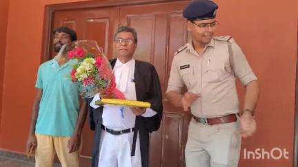 পুরুলিয়া ১: বোরো থানা এলাকায় খুনের ঘটনায় দীর্ঘ আইনি লড়াইয়ের সফলতায় সরকারি আইনজীবীকে সংবর্ধনা জানালো বোরো থানার পুলিশ