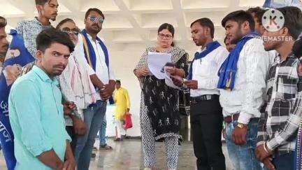 आगर: ग्वालियर हाईकोर्ट में डॉ. अंबेडकर की मूर्ति स्थापना की मांग, भीम आर्मी व ASP ने कलेक्ट्रेट में सौंपा ज्ञापन