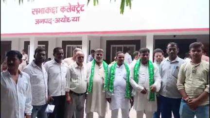 व्यापारियों की समस्या को लेकर राष्ट्रीय लोकदल ने डीएम अयोध्या से की मुलाकात