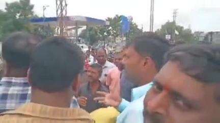 జడ్చర్ల: జడ్చర్లలోని 167 వ జాతీయ రహదారిపై వడ్లు కొనుగోలు చేయాలని రైతులు రాస్తారోకో