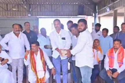 పటాన్​​చెరు: రుద్రారం గ్రామంలో పాఠశాల నిర్మాణం కోసం భూమిని కోల్పోయిన బాధితులకు 10 లక్షలు అందజేసిన ఎమ్మెల్యే గూడెం మహిపాల్ రెడ్డి