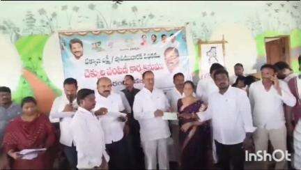 గీసుగొండ: కొనయమాకుల రైతువేదికలో 74 మంది లబ్ధిదారులకు74, 85,84 రూ విలువ గల కళ్యాణ లక్ష్మి,షాదీ ముబారక్ చెక్కులను అందజేసిన ఎమ్మెల్యే