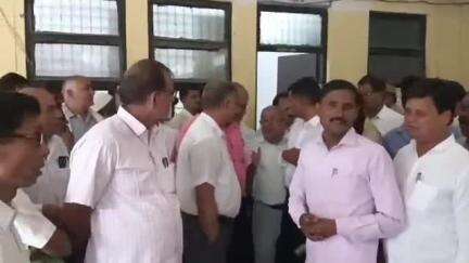 तमकुही राज: तहसील में अधिवक्ताओं ने तहसील प्रशासन पर मनमानी करने का आरोप लगाते हुए दर्ज कराया विरोध