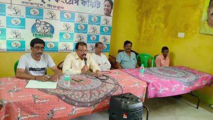 লাভপুর: বোলপুরে মেগা মিছিল কে সামনে রেখে লাভপুর ১নং অঞ্চলের তৃণমূল কর্মীদের নিয়ে ব্লক তৃণমূল কার্যালয়ে আয়োজিত প্রস্তুতি বৈঠক