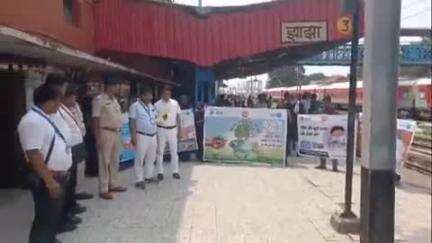 झाझा: पर्यावरण संरक्षण को लेकर झाझा रेलवे स्टेशन पर जागरूकता अभियान की हुई शुरुआत