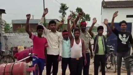 चनपटिया: शिवम गैस एजेंसी के गोदाम पर सिलेंडर की कमी से परेशान उपभोक्ताओं का प्रदर्शन