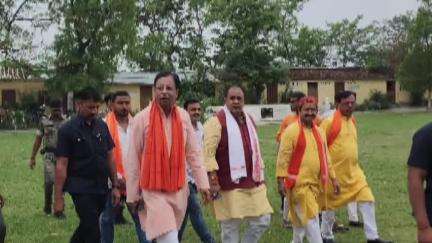 चनपटिया: सिरसिया पंचायत में सांसद व विधायक ने फीता काटकर सड़क और सामुदायिक भवन का उद्घाटन किया