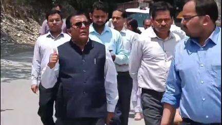 पिथौरागढ़: जिलाधिकारी ने पुनेड़ी लिंठ्यूड़ा मोटर मार्ग का किया स्थल निरीक्षण