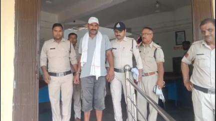 उचेहरा: अतरहार मोड़ के परिहार ढाबा में उचेहरा पुलिस ने पकड़ी अवैध अंग्रेजी शराब, आबकारी एक्ट के तहत हुई कार्यवाही