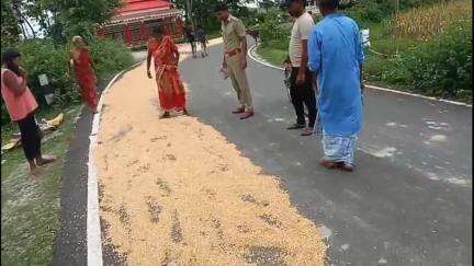 ময়নাগুড়ি: জোরপাকড়ি শনি মন্দির থেকে ভোটপাট্টি পর্যন্ত রাস্তায় প্রতিদিন শুকানো হচ্ছে ভুট্টা দানা, ভুট্টাদানা সরিয়ে দিল পুলিশ