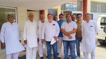 थानेसर: लाडवा SDM ऑफिस के सामने भारतीय किसान यूनियन ने जताया रोष, कहा- लाडवा में DAP खाद नहीं पहुंचा