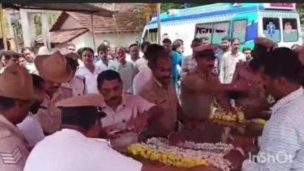 ಉಡುಪಿ: ಕುಂದಾಪುರ ವೃತ್ತ ನಿರೀಕ್ಷಕ ಕಛೇರಿಯಲ್ಲಿ,ಅನಾರೋಗ್ಯದಿಂದ ಸಾವನ್ನಪ್ಪಿದ ವೃತ್ತ ನಿರೀಕ್ಷಕ ನಂಜಪ್ಪ ಅವರಿಗೆ ಅಂತಿಮ ಗೌರವ ಸಲ್ಲಿಕೆ