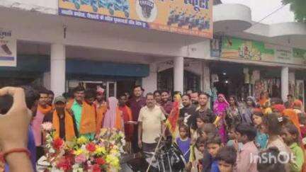 गोला गोकरणनाथ: गोला तहसील क्षेत्र के अलीगंज से श्रद्धालुओं का जत्था रवाना, रिटायर्ड फौजी ने किया सम्मान
