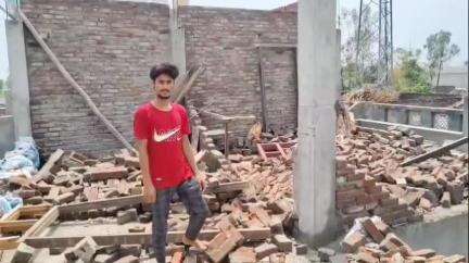 धनौरा: गजरौला गांव शहबाजपुर डोर में तेज आंधी और तूफान से डयरी की टीन साइड उड़ गई, दो मंजिल मकान गिरा, लाखों का नुकसान