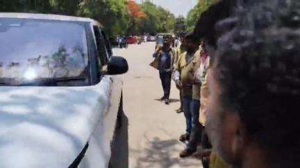 ಚಿತ್ರದುರ್ಗ: ಚಳ್ಳಕೆರೆ ಗೇಟ್‌ನಲ್ಲಿ ಆಟೋಗಳ ನಿಲುಗಡೆಗೆ ಆಗ್ರಹಿಸಿ ಶಾಸಕ ಕೆ.ಸಿ ವೀರೇಂದ್ರ ಪಪ್ಪಿಗೆ ನಗರದಲ್ಲಿ ಆಟೋ ಚಾಲಕರು ಮನವಿ