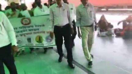 मारवाड़ जंक्शन: रेलवे अधिकारियों व कार्मिकों ने मारवाड़ जंक्शन रेलवे स्टेशन पर प्रदूषण समाप्त करने के लिए निकाली जागरूकता रैली