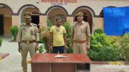 धौरहरा: ईसानगर कोतवाली पुलिस ने बदलीपुर गांव से एक आरोपी को अवैध तमंचा व कारतूस के साथ किया गिरफ्तार