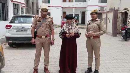 आज़मगढ़: शहर कोतवाली पुलिस ने सोने के कड़े चोरी करने वाली महिला को गिरफ्तार किया, चालान कर माल भी बरामद किया
