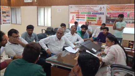 बिलारी: नगर के लोगों ने नगर पालिका अधिकारी से स्लिप न तोड़ने की रखी मांग, कहा- स्लिप तोड़े तो उपवास पर बैठेंगे