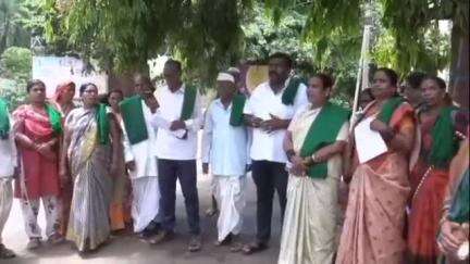 ವಿಜಯಪುರ: ಆಲಮಟ್ಟಿ ಜಲಾಶಯದ ಎತ್ತರ ಮಾಡಬೇಕು ಎಂದು ಒತ್ತಾಯಿಸಿ ನಗರದ ಡಿಸಿ ಕಚೇರಿ ಎದುರು ರೈತರ ಪ್ರತಿಭಟನೆ