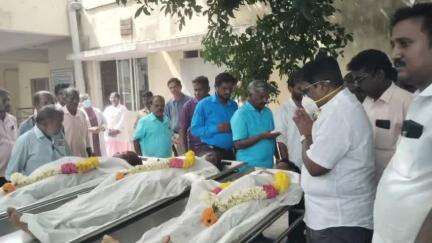 விக்கிரவாண்டி: முண்டியம்பாக்கம் அரசு மருத்துவமனையில்  
ஆற்றில் மூழ்கி உயிரிழந்த  மூன்று உடலுக்கு விழுப்புரம் நாடாளுமன்ற உறுப்பினர் ரவிக்குமார் நேரில் அஞ்சலி