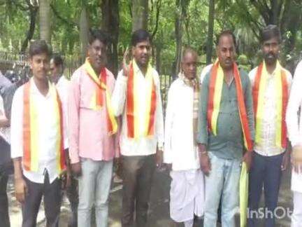 ಬೀದರ್: ಕೆಟ್ಟುಹೋದ ಬೀದಿ ದೀಪ, ರಸ್ತೆ ದುರಸ್ತಿಗೊಳಿಸಲು ಆಗ್ರಹಿಸಿ, ನಗರದಲ್ಲಿ ಕರವೇ ಪ್ರವೀಣಶೆಟ್ಟಿ ಬಣದಿಂದ ಜಿಲ್ಲಾಧಿಕಾರಿಗೆ ಮನವಿ