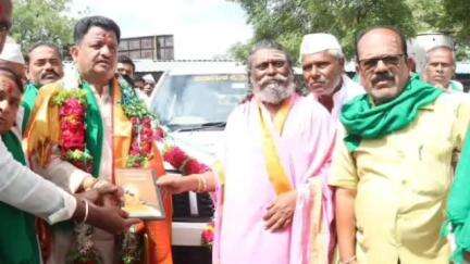 ಸಿಂದಗಿ: ಪಟ್ಟಣದ ಎಪಿಎಂಸಿ ಆವರಣದಲ್ಲಿ ಅಲಮೇಲ ತಾಲೂಕಿನ ಎಪಿಎಂಸಿ ಅಧ್ಯಕ್ಷರ ನೂತನ ವಾಹನಕ್ಕೆ ಚಾಲನೆ ನೀಡಿದ ಶಾಸಕ ಅಶೋಕ ಮನಗೂಳಿ