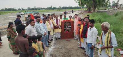 चनपटिया: कुड़वा मठिया पंचायत के वार्ड 6 में सांसद व विधायक ने सड़क निर्माण का शिलान्यास किया