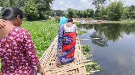 ময়নাগুড়ি: পদমতি ২ এর কয়া নদীর উপর বাঁশের নড়বড়ে সাঁকো ,  ৫ থেকে ৭ হাজার মানুষের যাতায়াত,পাকা ব্রিজের দাবি এলাকাবাসীর #jansamasya