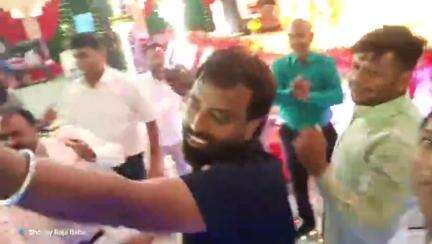 पारु विधानसभा के पारु कचहरी निवासी व्यवसायी श्री अजय कुमार गुप्ता जी के सुपुत्री की शादी समारोह मुज़फ़्फ़रपुर के श्री बंशी गार्डेन में शामिल हुए | |