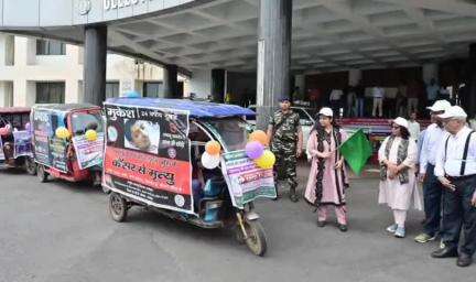 धनबाद/केंदुआडीह: धनबाद के समाहरणालय परिसर से राष्ट्रीय तंबाकू नियंत्रण कार्यक्रम के अंतर्गत जागरूकता रथ को हरी झंडी दिखाकर किया गया रवाना