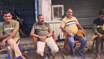 सुपौल: नगर परिषद वार्ड नंबर 25 में सड़क पर कूड़ा फेंकने वालों को वार्ड पार्षद ने टोका, कार्रवाई की चेतावनी दी