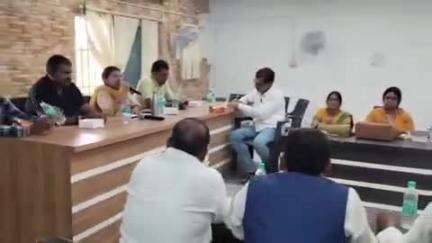 अरियरी: अरियरी में बीस सूत्री समिति की बैठक, योजनाओं की समीक्षा और अनुपस्थित अधिकारियों पर कार्रवाई के संकेत