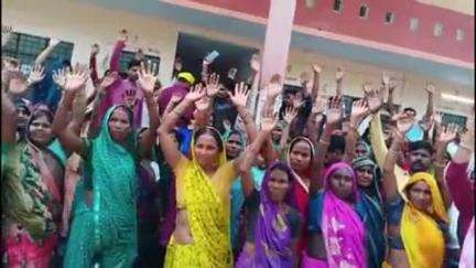 मिल्कीपुर: मिल्कीपुर गांव की कई महिलाएं गांव के कोटा चयन का विरोध करते हुए शिकायत लेकर एसडीएम के पास पहुंची