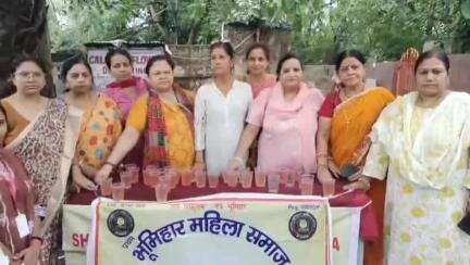 धनबाद/केंदुआडीह: सामाजिक संस्था लालजी प्रशिक्षण केंद्र द्वारा रणधीर वर्मा चौक पर मीठा शरबत और पानी का वितरण, महिलाएं हुईं शामिल
