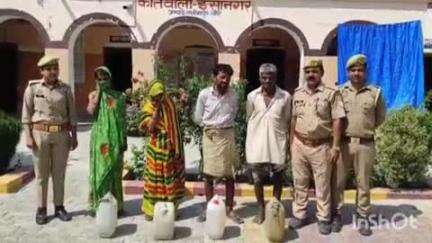 धौरहरा: ईशा नगर कोतवाली पुलिस ने ओझवा गांव से 60 लीटर अवैध कच्ची शराब बरामद कर दो महिलाओं समेत चार आरोपियों को किया गिरफ्तार