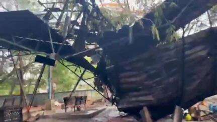 ಬೆಳಗಾವಿ: ಭಾರಿ ಮಳೆ ಗಾಳಿಗೆ ಶಹಾಪೂರ ಸ್ಮಶಾನ ಭೂಮಿಯಲ್ಲಿನ ಚಿತೆಗಳ ಶೆಡ್ ಮೇಲೆ ಉರುಳಿ ಬಿದ್ದ ಮರ#localissue