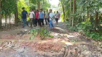 গাইঘাটা: আজ রাস্তা সংস্কারের দাবিতে যশোর রোড অবরোধ গাইঘাটায় 
#jansamasya