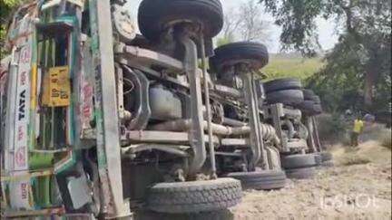 बांगरमऊ: जगतनगर के सामने यूरिया लदा ट्रक पलटा, बिल्हौर मार्ग पर हादसे में चालक की हुई मौत, ट्रक गोरखपुर से फर्रुखाबाद जा रहा था