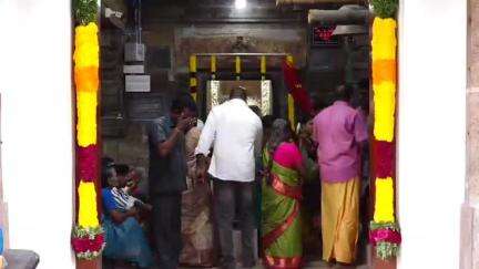 பாளையங்கோட்டை: மேலவாசல் முருகன் கோவிலில் மண்டலபிஷேக பூர்த்தி விழா வெகு விமர்சையாக நடைபெற்றது 26 பால் குடங்களை சுமந்து வந்து அபிஷேகம் செய்தனர்