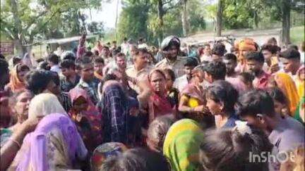 लखीमपुर: लोनियन पुरवा गांव में संदिग्ध परिस्थितियों में मिला युवक का शव, परिजनों ने शव को सड़क पर रखकर किया चक्का जाम