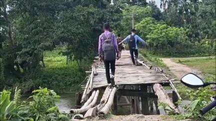 গোঁসাইগাঁও ভাগ: ভমৰাবিলত হাৰা ফুটা নদীৰ ওপৰত থকা কাঠৰ দলঙৰ জৰাজীৰ্ণ ৰূপ, যাতায়তৰ সমস্যাত ৰাইজ #jansamasya