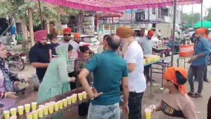 सुवासरा: सुवासरा विधानसभा केशामगढ़ के न्यू बस स्टैंड पर गुरु गोविंद सिंह जी शहीदी दिवस पर निशुल्क शरबत पिलाया जा रहा है