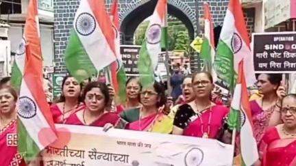 नगर: विश्व हिंदू परिषदेतील दुर्गा वाहिनी व मातृशक्तीची तिरंगा रॅली