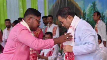 তেজপুৰ: কমাৰ চুবুৰী গাঁৱত যুৱ সমাজৰ উদ্যোগত আৰু সমূহ গঁঞা ৰাইজৰ সহযোগত অনুষ্ঠিত কৰা বঁটা বিতৰণী সভাত উপস্থিত বিধায়ক